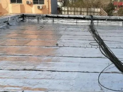 辽阳卫生间漏水维修公司分享下辽阳屋面楼顶防水刚性防水层施工要点。